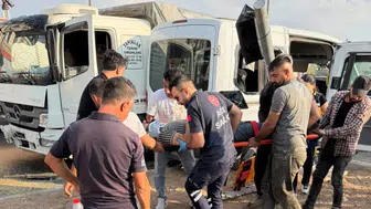 Batman'da korkutan kaza: Buğday yüklü kamyon ile servis minibüsü çarpıştı