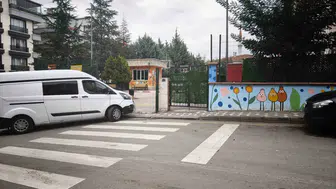 Okul çıkışında dehşet anları: Velilerin gözü önünde eşini bıçaklayıp kaçtı