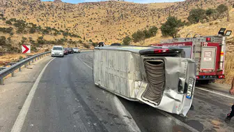 Midyat yolunda sabah dehşeti: Minibüs devrildi, 8 kişi hastanelik oldu