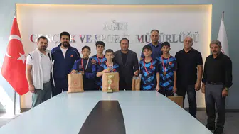 Ağrı'nın gurur tablosu: Badmintonun genç yıldızları Türkiye üçüncülüğü ile döndü