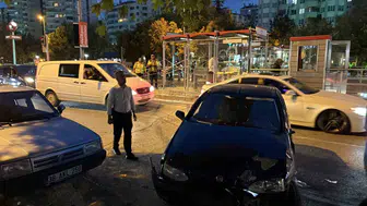 Kayseri'de tramvay durağında büyük şans: Otomobilin çarptığı noktada kimsenin olmaması faciayı önledi
