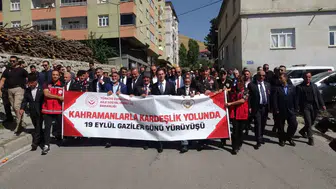 Bitlis sokaklarında dev bayrakla vefa yürüyüşü: Gaziler onurlandırıldı