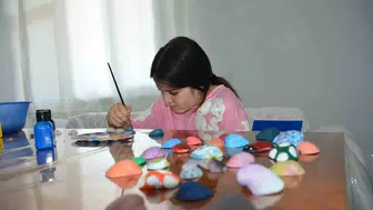 Samsunlu Elif Zehra'nın dijital dünyaya başkaldırısı: Sahilden topladıklarıyla sanat harikaları yaratıyor