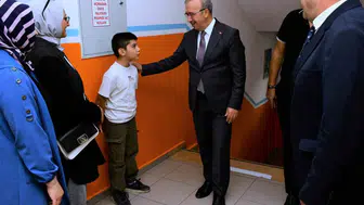 Eskişehir'de minik öğrencilerin ilk ders heyecanı sahada takip ediliyor