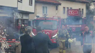 Yangın ihbarıyla yola çıktılar, köy meydanında hayatlarının sürpriziyle karşılaştılar