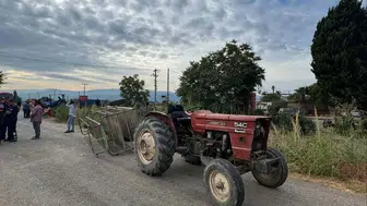 Turgutlu'da traktör kazası: Avare demiri koptu, römorktaki dört kişi yola savruldu