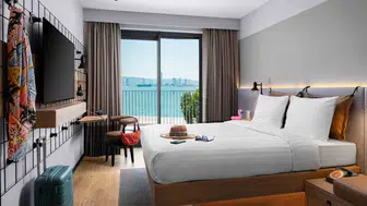 İzmir’in kıyısında yeni dönem: Moxy, şehrin sosyal yaşamına kapılarını açtı