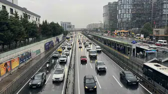Megakentte akşam trafiği kilitlendi: Yüzde 85'lik yoğunlukla yollar durma noktasına geldi