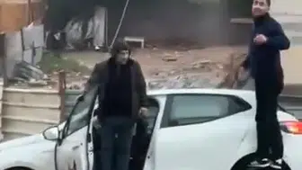 Sultanbeyli'de yol çöktü: Otomobilin devrilmemesi için kapıya asıldılar