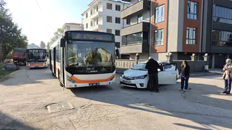 Okul yolunda korkutan kaza: Belediye otobüsü ile otomobil çarpıştı