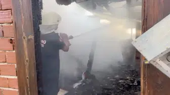 Kastamonu'da ahşap ev küle döndü: Ekipler alevlerle saatlerce mücadele etti