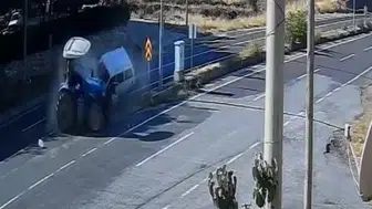Eşme yolunda dehşet anları: Traktörün dönüşü kazayı beraberinde getirdi