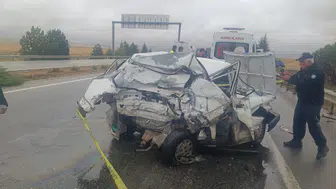 Eskişehir yolunda feci kaza: Otomobil hurdaya döndü, iki kişi hayatını kaybetti