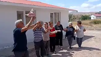 Sivas'ta yarım asırlık okul binası köylülerin omuzlarında yeniden hayat buldu