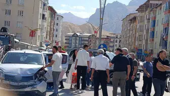 Hakkari'de sabah trafiğinde korkutan kaza: Aile otomobiline pikap çarptı