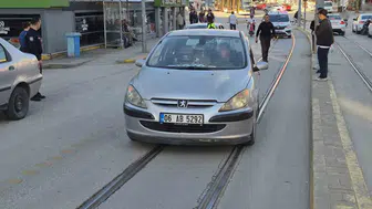 Eskişehir'de akşam trafiğinde korkutan kaza: Tramvay seferleri durdu