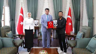 Tarihi kalede yürekleri ısıtan anlar: Bayrağı kurtarmak için zirveye tırmandı
