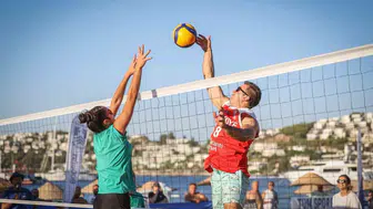Bodrum'un kumlarında voleybol rüzgarı: Şampiyonluk kupası Gündoğan'a gitti