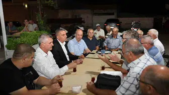 Şehzadeler’de saha mesaisi: Başkan Şimşek mahalleliyle kahvehanede buluştu