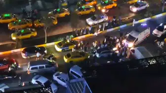 Esenyurt'ta trafik magandalığı: Taksi şoförüne yumruklu saldırı anbean görüntülendi