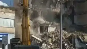 Kuşadası'nda kentsel dönüşüm yıkımı korkuttu: 5 katlı bina saniyeler içinde yerle bir oldu