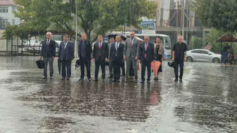 Bartın'da eğitim coşkusu yağmura teslim olmadı: Plaj şemsiyeli önlem dikkat çekti