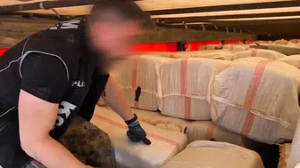 Saman çuvalları arasına gizlenmiş devasa kaçakçılık operasyonu