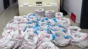 Hastane otoparkında zehir sevkiyatı: Panelvan dolusu hapla yakalandılar