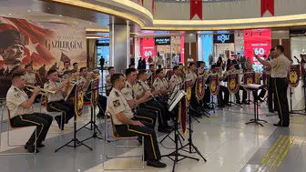 Malatya'da Gaziler Günü'ne bando sürprizi: Kahramanlık ezgileri yankılandı