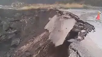 Tokat'ta dehşet anları: Köy yolu saniyeler içinde yerle bir oldu