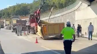 Şile Otoyolu'nda korkutan anlar: Açık kalan dorse üst geçide çarparak koptu