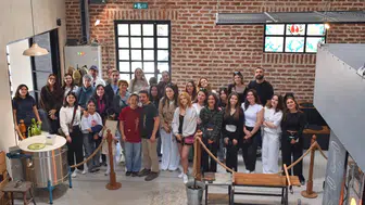 İzmir'de ışık ve camın dansı: Geleceğin mimarları vitray sanatını keşfediyor