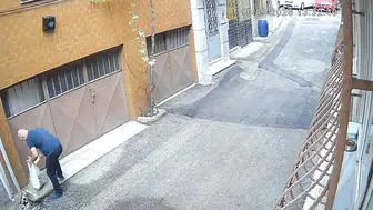 Bursa'da vicdanları sızlatan anlar: Sokak hayvanlarının mama kaplarını çöpe attılar