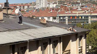 Elazığ'da yürekleri ağza getiren görüntü: Çatıdaki tehlikeli mesai kamerada