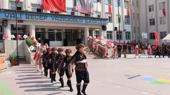 Denizli'de Okul Heyecanı: 190 Bin Öğrenci İçin İlk Ders Zili Çaldı