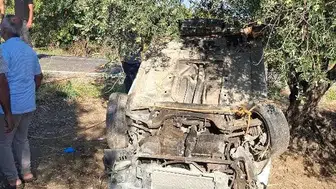 Zeytin ağaçlarının arasında ters dönen araçtan sağ çıktı