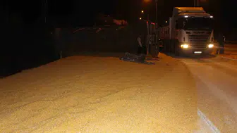 Bir yudum su uğruna tonlarca mısır yola saçıldı: Saniyeler süren dalgınlık faciaya davetiye çıkardı