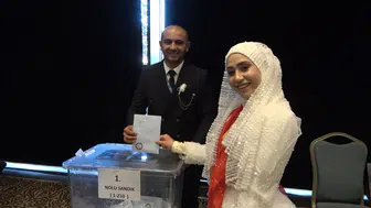 Düğün salonu yerine kongreye koştular: Gelinlik ve damatlıkla oy kullandılar