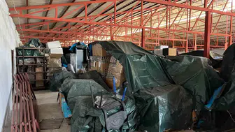 Ahbap deposunda şoke eden manzara: Afetzedeler beklerken malzemeler çürümeye terk edilmiş