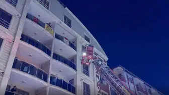 Iğdır'da apartman duman altında kaldı: İtfaiye ekipleri mahsur kalanları böyle kurtardı