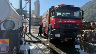 Söke'de korkutan fabrika yangını: Ekipler alevlere geçit vermedi