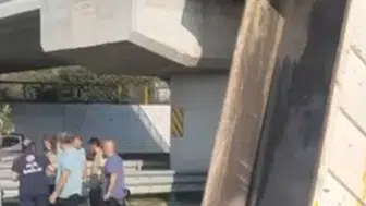 Adana'da şaşkına çeviren kaza: Seyir halindeki kamyon köprüye saplandı