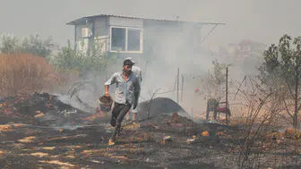 Antalya'da korku dolu anlar: Alevlerin evine ulaştığını sanan yaşlı kadın gözyaşlarına boğuldu