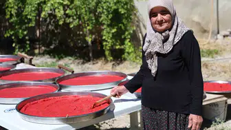 Elazığ'da kış telaşı: Güneşin altında kızaran tepsiler sofralara lezzet taşıyor
