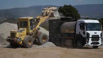 Dursunbey'de tozlu yollar tarih oluyor: Mahalle sakinlerinin yüzü gülüyor