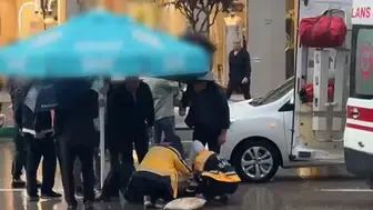 Bursa'da vicdanın fotoğrafı: Kazada yaralanan vatandaşı sağanaktan şemsiyeleriyle korudular