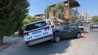 Nazilli'de trafik kazası: Polis aracı ve otomobil çarpıştı