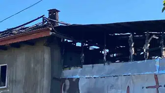 Köy muhtarının dikkati büyük bir felaketi önledi: İki ev küle döndü