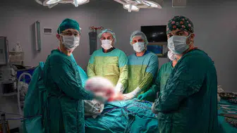 Karnındaki şişliği önemsemedi, 15 kiloluk kitleyle hastaneye kaldırıldı
