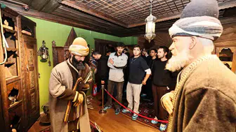 Manisa'da üniversiteli gençlerin ilk durağı tarih oldu: Şehri adım adım keşfettiler